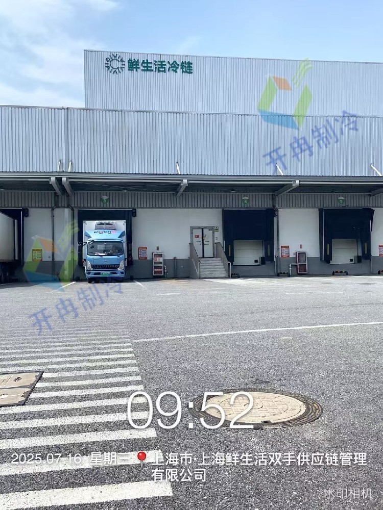 酷暑里的 “冷庫骨架” 落成！1000 立方冷庫項(xiàng)目庫板吊裝